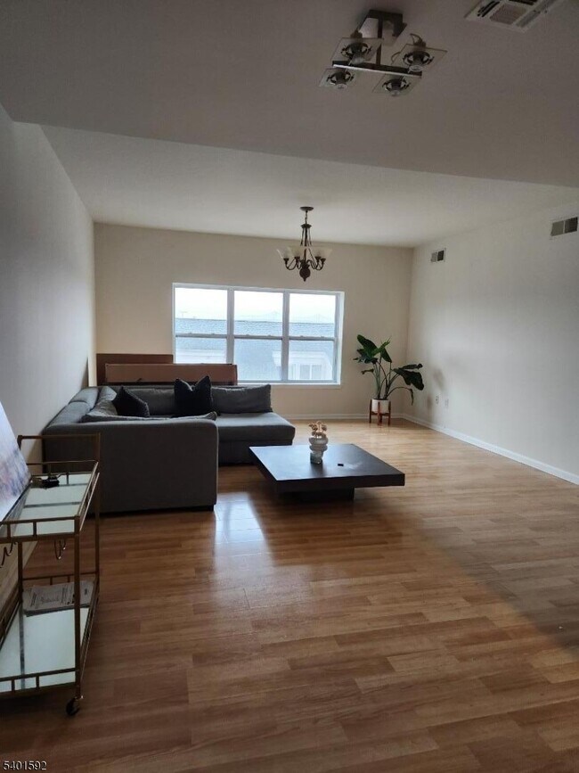 Building Photo - 358 Rector St