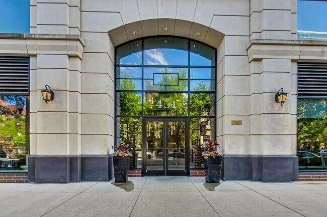 Building Photo - 451 W Huron St