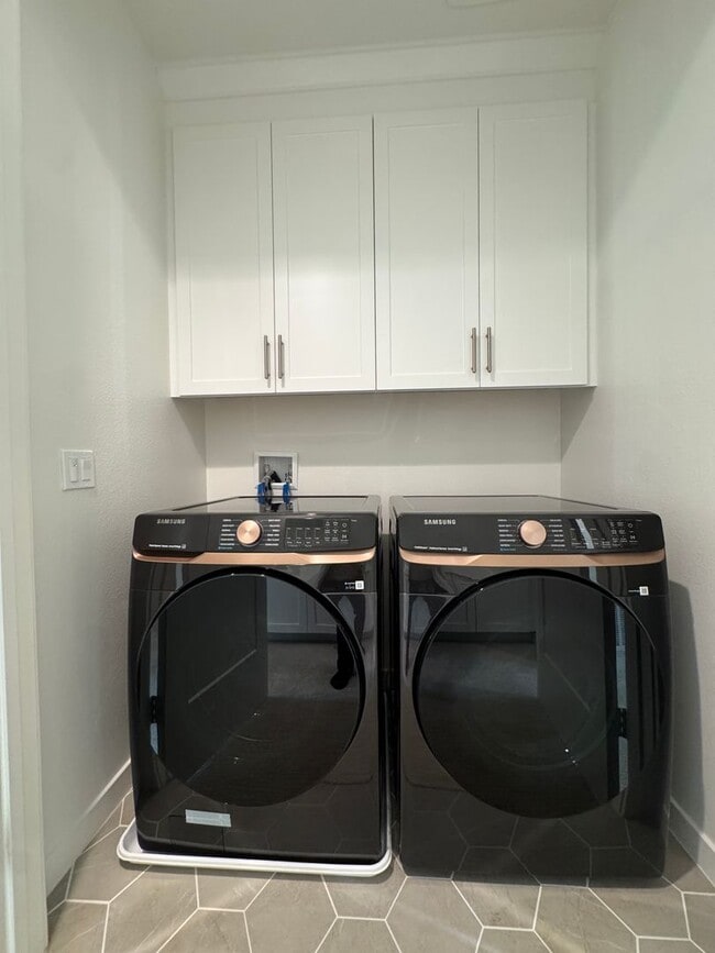 Building Photo - BRAND NEW 4 BED, 3.5 BATHS, 2070 SQ FT TOWNHOME BY KH HOMES