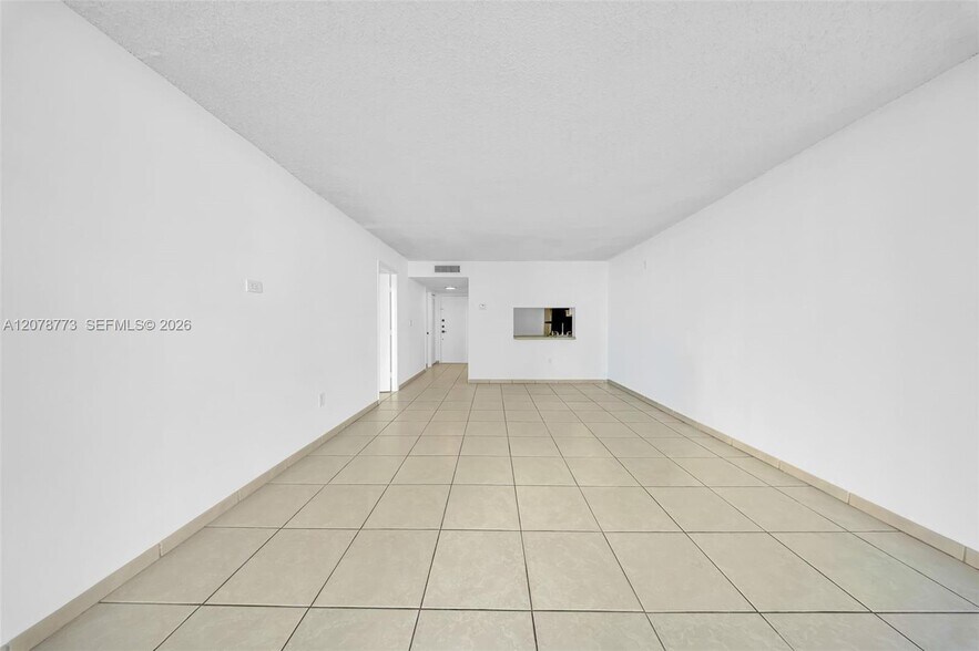Building Photo - 9360 Fontainebleau Blvd
