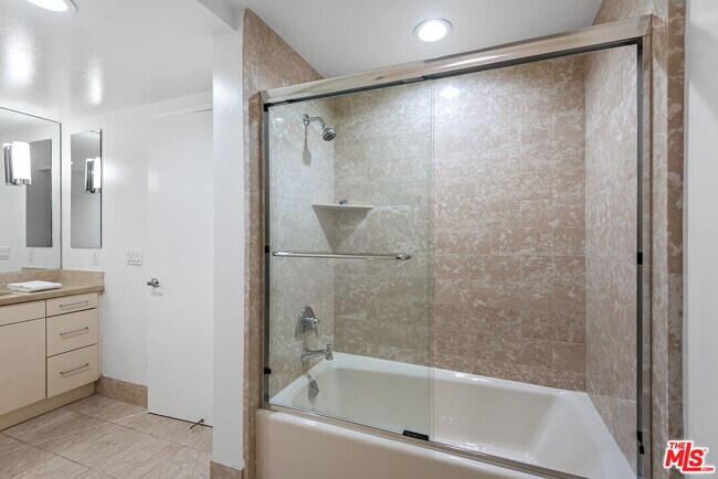 Building Photo - 13600 Marina Pointe Dr