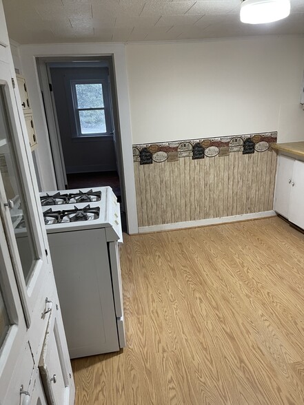 Building Photo - 215 N Irvine St