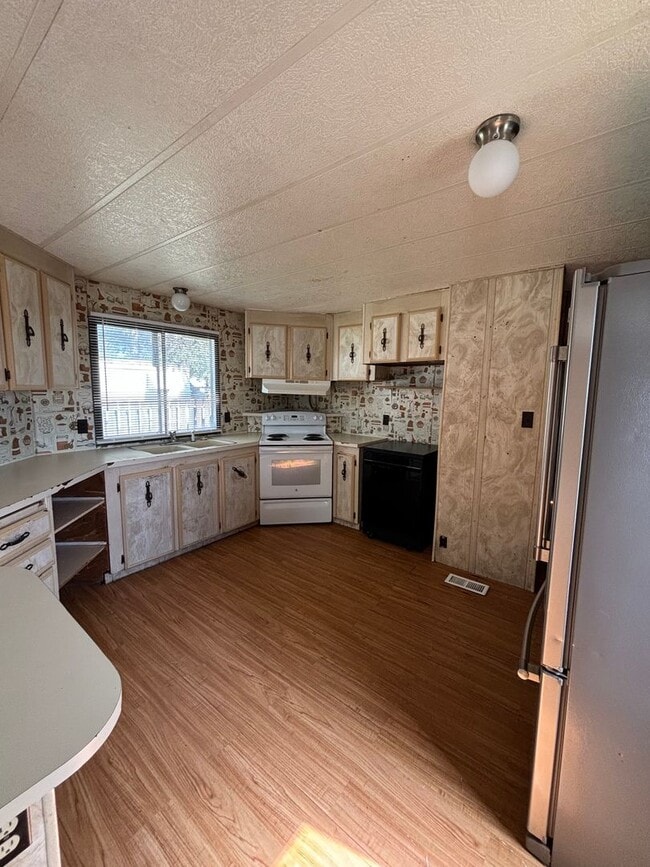 Building Photo - 3 Bedroom 2 Bathroom