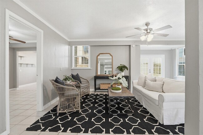 Building Photo - 818 Cedar Rd