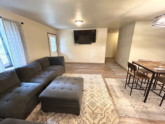 Building Photo - Huge Shop with 2 bedroom 2 bath Condo attached!
