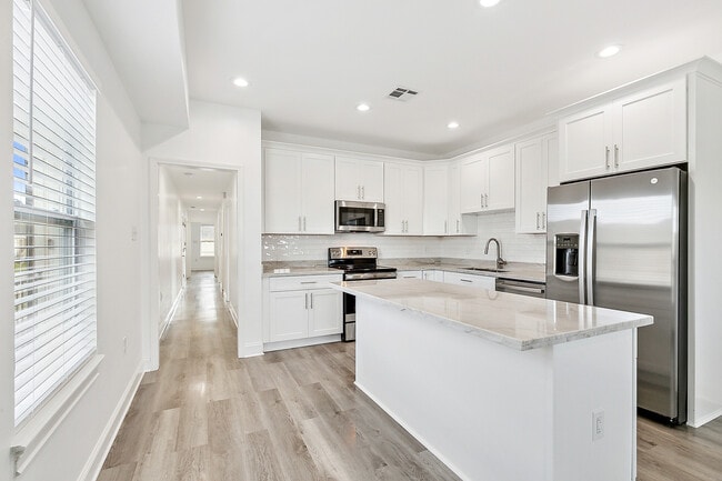 Building Photo - 1202 Thayer