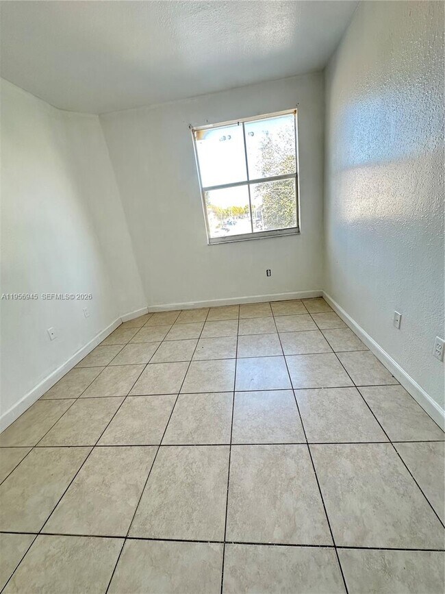 Building Photo - 1666 SE 27th Ct