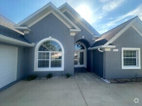 Building Photo - Pool home for rent !