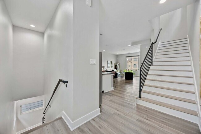 Building Photo - 705 Gregg St