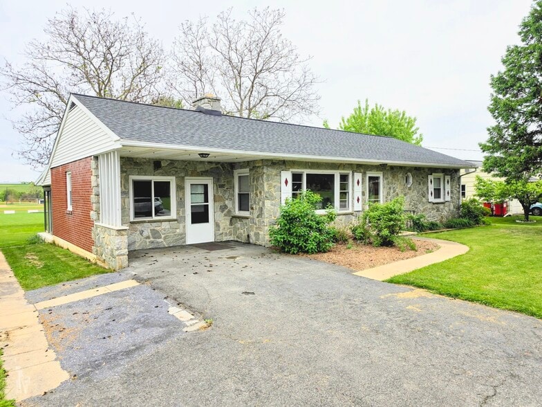 Building Photo - 2402 New Holland Pike