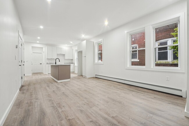 Building Photo - 208 Magnolia St