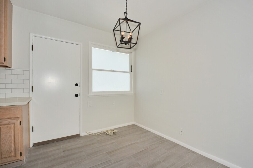 Building Photo - 2427 Centinela Ave
