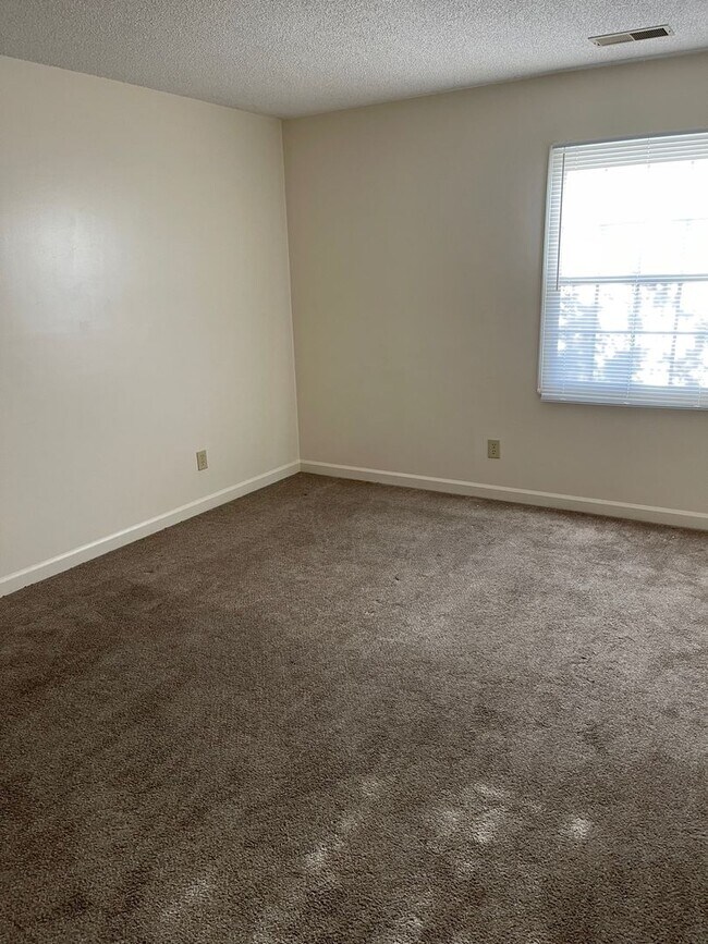 Building Photo - 3 Bedroom / 2 Bath Apt  Kingsport TN