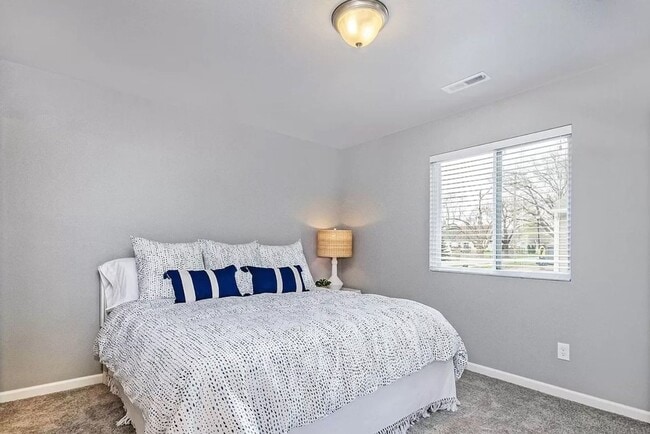 Building Photo - Wonderful Newer Condo for Lease