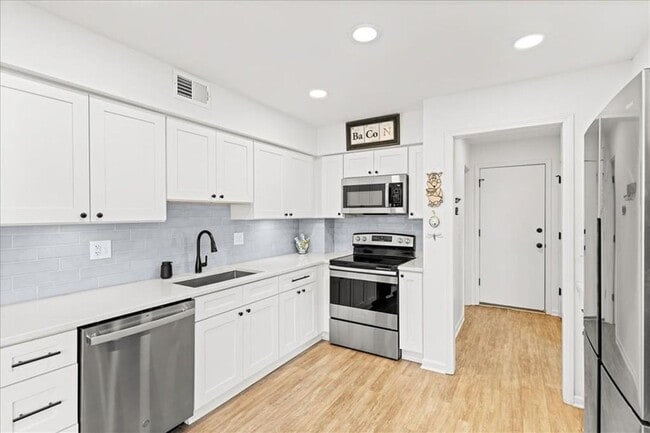 Building Photo - {10710} Updated Overland Park Townhome + Blue Valley Northwest + Two Car Garage