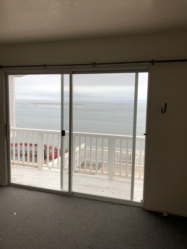 Building Photo - 6669 Del Playa Dr