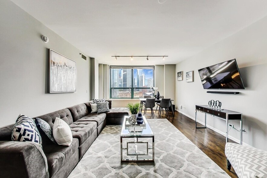 Family Room - 400 W Ontario St