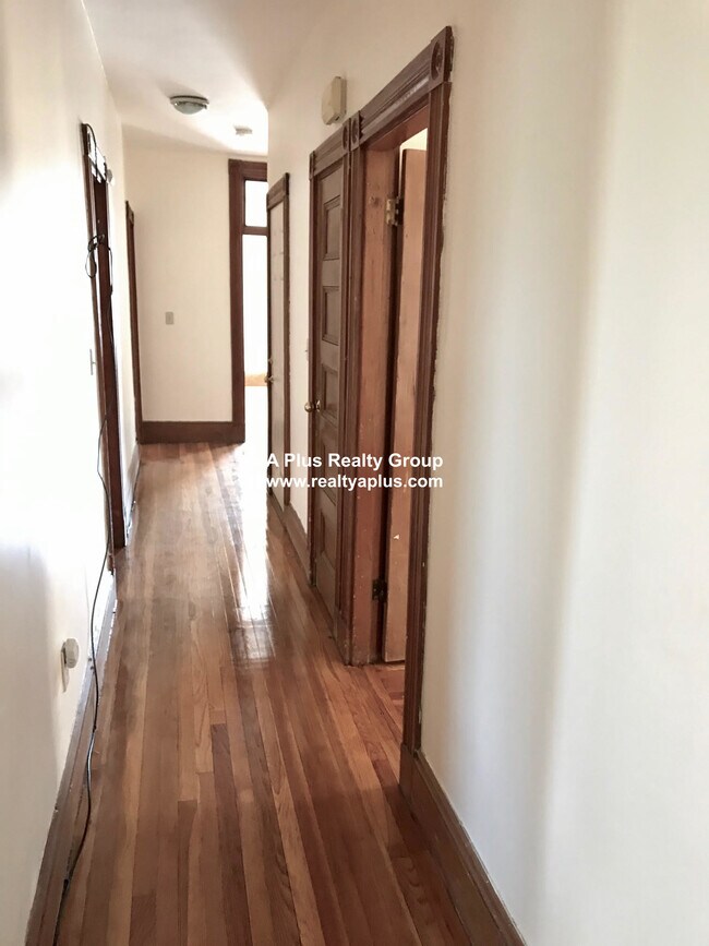 Building Photo - 336 Centre St