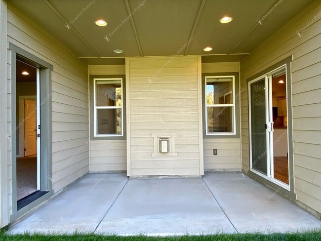 Building Photo - Bright, Spacious Home with Expansive Yard ...