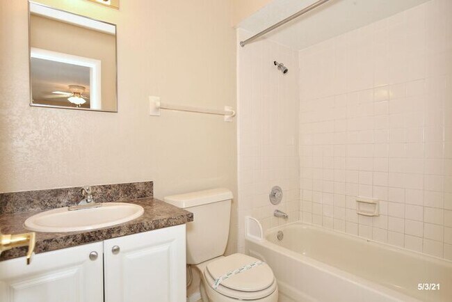 Building Photo - Spacious 2/2 Condo Located in the Gated Community of Hawthorne Village - Orlando!