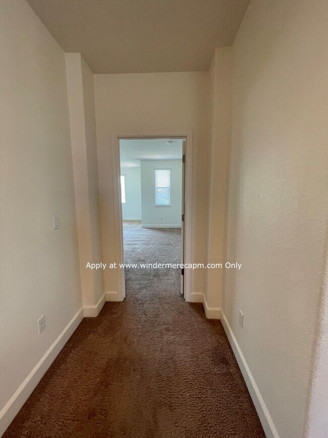 Building Photo - 4 BDRM 3 BA Bright Home with Open Kitchen ...