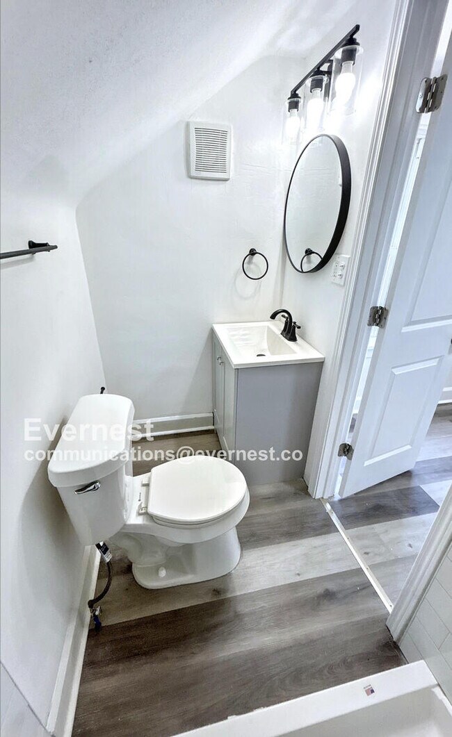 Building Photo - Spacious 4-Bedroom Home with Great Space /...