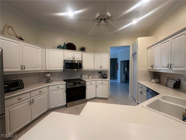 Building Photo - 16460 Edgemont Dr