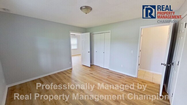 Building Photo - Charming Home Backing up to Arrowhead Park...