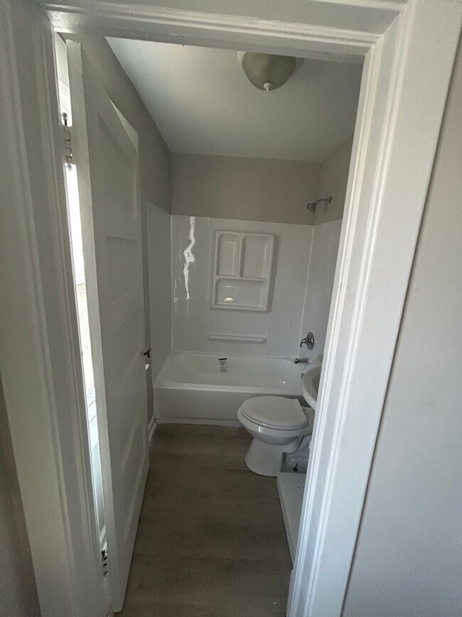 Building Photo - Section 8 Accepted! 3br/1.5ba with 2 Car G...