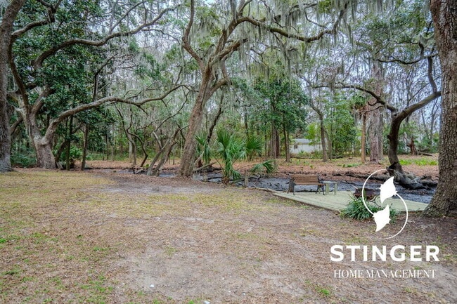 Building Photo - 1808 Lenora Dr