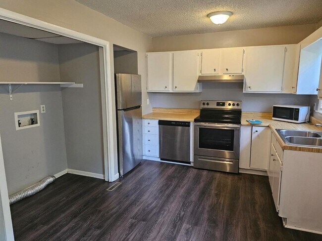 Building Photo - 321 Emerald Dr