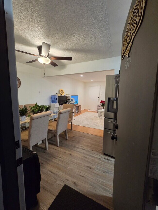 Building Photo - 3 bed 1 bath Duplex with garage and privat...