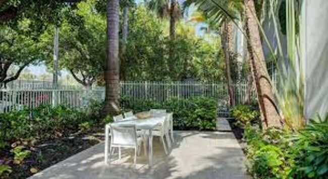 Building Photo - 1 Bedroom Across from Flamingo Park - Minu...