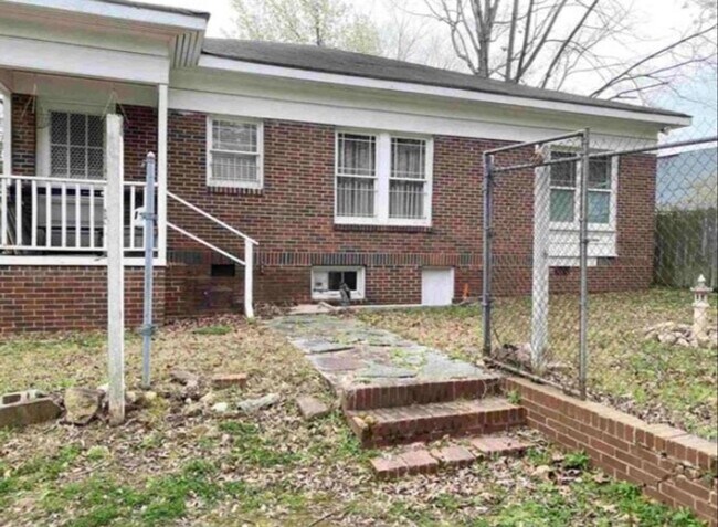 Building Photo - 3 bedroom 2 bath beautiful home with tons of character!