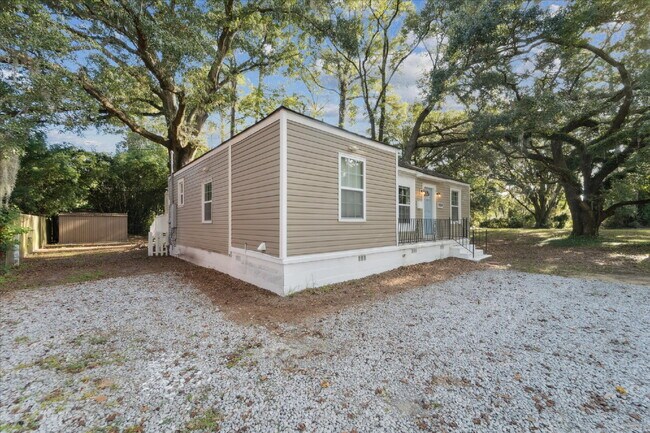 Building Photo - Charming Midtown Home – Updated and Move-I...