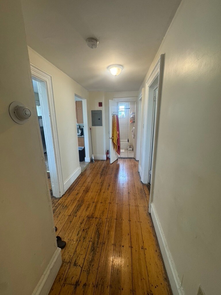 Building Photo - 247 Roxbury St