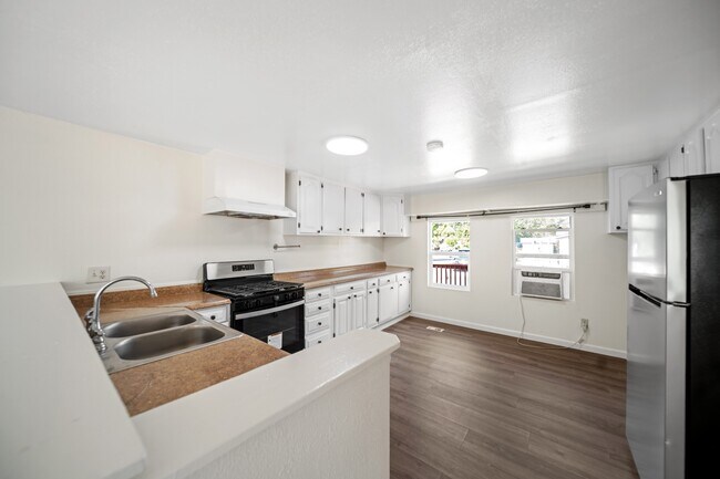 Building Photo - 562 Eastwood Dr