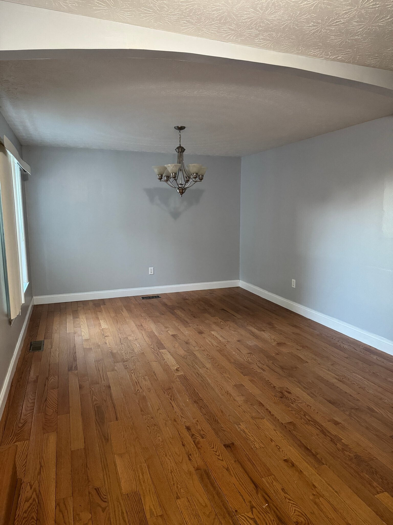 Building Photo - 223 N Queens Ct