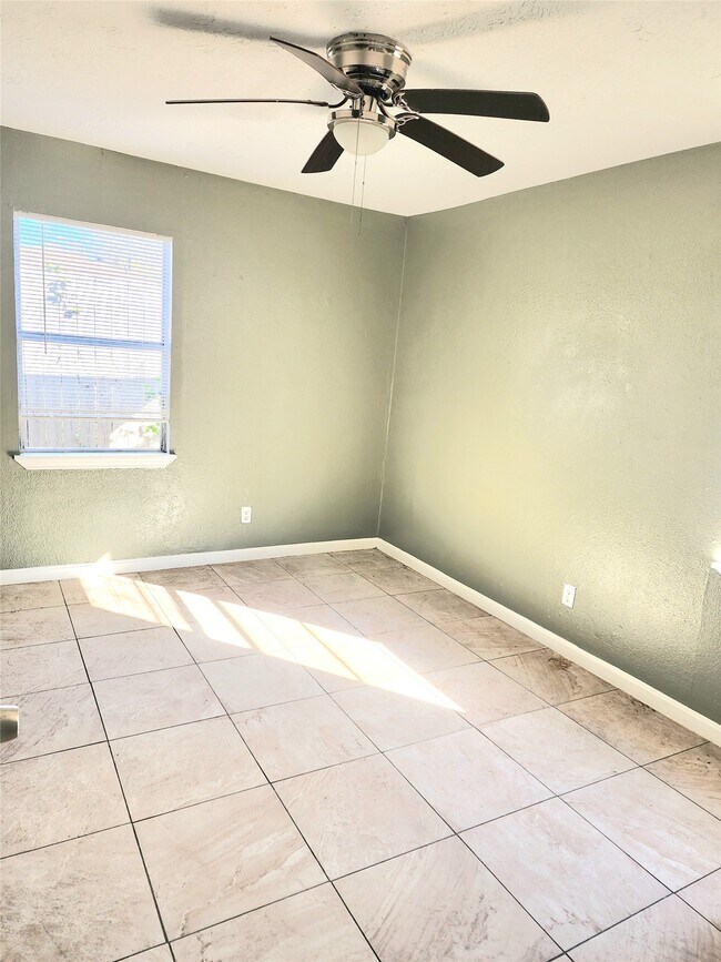 Building Photo - 3115 Christie St