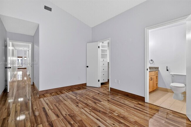 Building Photo - 1632 SW 19th Ter