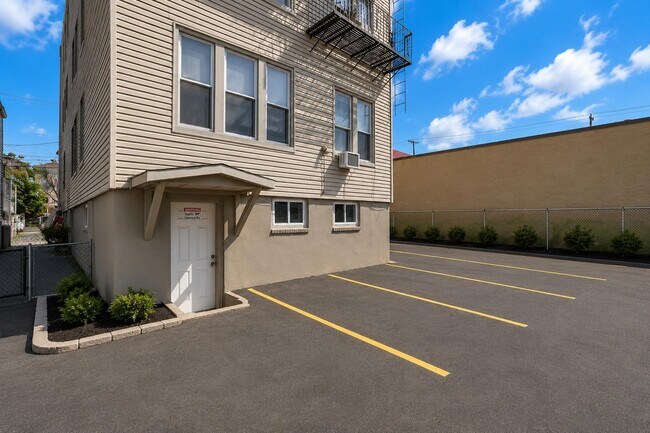 Building Photo - 305 Cator Ave