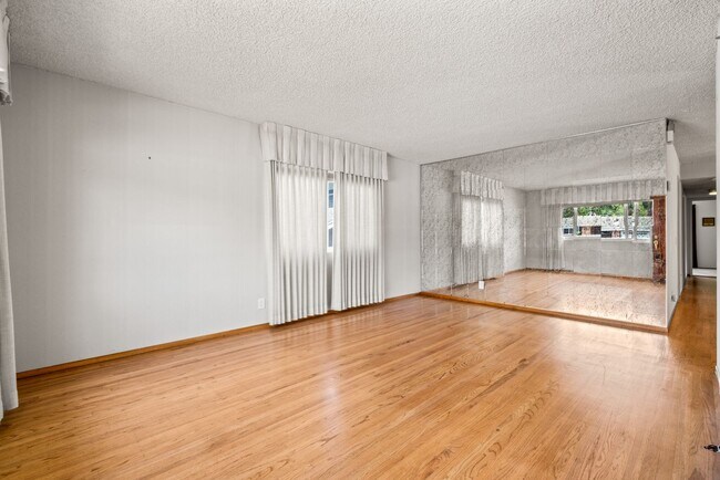 Building Photo - Charming and Immaculate Home for Rent in S...