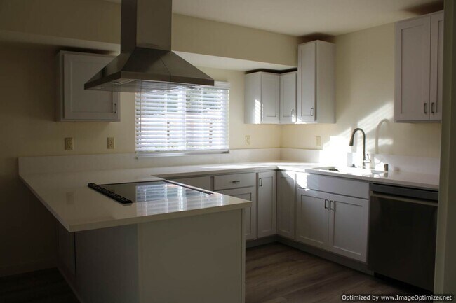 Building Photo - Updated One-Story 2-Bedroom Duplex with Ga...