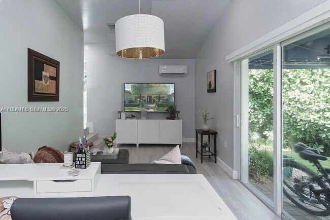 Building Photo - 1110 NE 100th St