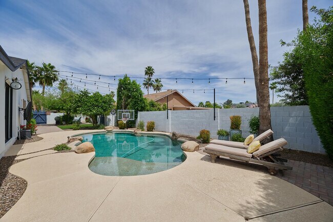 Building Photo - 8113 E Redwing Rd