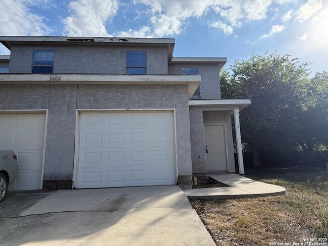 Building Photo - 5602 Golf Mist