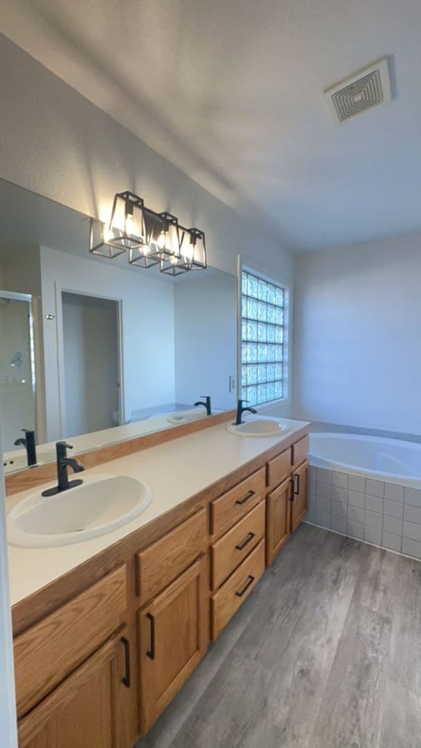 Building Photo - Charming 3 Bedroom / 2 Bathroom Home in NW Redmond