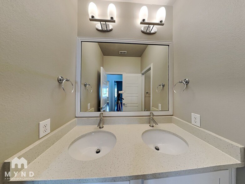 Building Photo - 2805 Lindale Dr