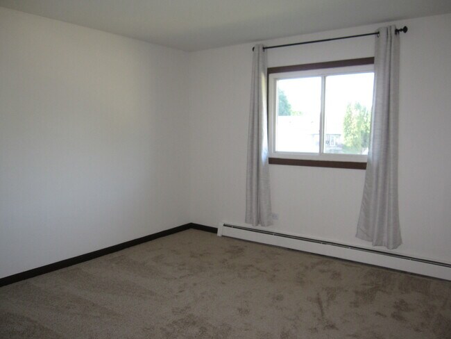 Building Photo - 1300 Getzelman Dr