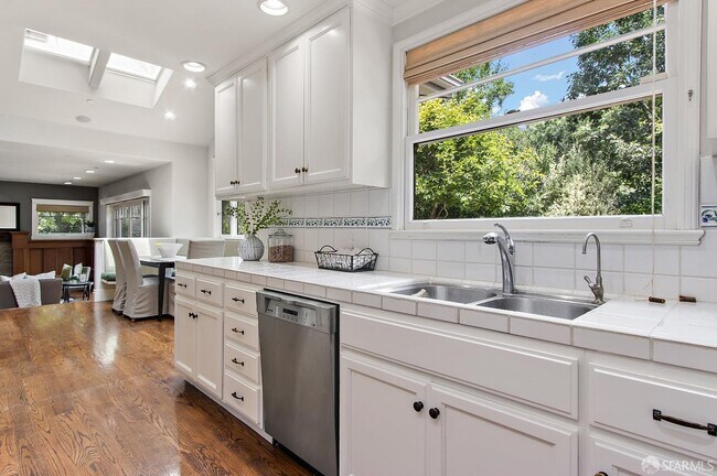 Building Photo - 2 Normandy Ln